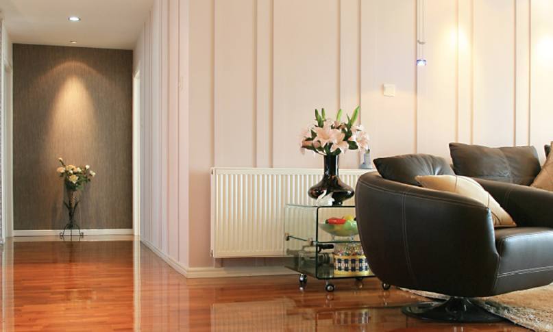     在我們挑選暖氣片時(shí)，不僅要看價(jià)格，還要看產(chǎn)品和服務(wù)，才能避免吃虧上當(dāng)。

    選擇暖氣片從哪些角度出發(fā)?

    1.看材質(zhì)

    材質(zhì)影響到產(chǎn)品的使用和壽命。廠家選擇的材質(zhì)過(guò)關(guān)，不僅在使用中減少漏水等問(wèn)題，還能夠延長(zhǎng)暖氣片的壽命。用戶在挑選材質(zhì)時(shí)，可以咨詢一下鋼管或銅管的壁厚，一些特殊產(chǎn)品的片頭和壁厚是不同的，片頭需要加厚，才能抵抗住常年侵蝕。材質(zhì)要求均勻，無(wú)凸起，無(wú)水波紋。

    2.看安裝

    很多廠家都有自己的安裝隊(duì)，或者有固定合作的安裝隊(duì)。安裝人員統(tǒng)一持證上崗，經(jīng)驗(yàn)豐富。對(duì)自己工廠的產(chǎn)品也比較了解，在測(cè)量、方案設(shè)計(jì)中考慮細(xì)致全面。暖氣片安裝時(shí)噪音小，測(cè)量、打孔、懸掛、打壓等步驟齊全考究，接口緊密，管路布局橫平豎直，彎管接頭少。

    3.看工藝

    暖氣片的生產(chǎn)工藝和品牌廠家密不可分。有些不良小廠家采用回收二手暖氣片，簡(jiǎn)單去銹刷漆之后再投放市場(chǎng)，雖然暖氣片價(jià)格很便宜，但這種暖氣片往往使用不了一兩年就會(huì)漏水。真正品質(zhì)好的暖氣片，往往通過(guò)下料、打孔、焊接、組裝、打壓、打磨、噴涂等幾十道精細(xì)工序生產(chǎn)而成，后還有嚴(yán)格的質(zhì)檢。這樣的暖氣片使用起來(lái)才會(huì)安心。

    4.看售后

    正規(guī)產(chǎn)品都有相關(guān)的質(zhì)保協(xié)議，在質(zhì)保期內(nèi)出現(xiàn)質(zhì)量問(wèn)題可以免費(fèi)更換，因?yàn)榕瘹馄钠焚|(zhì)問(wèn)題給用戶造成的財(cái)產(chǎn)損失，還可以通過(guò)保險(xiǎn)賠付。強(qiáng)大妥善的售后不僅是品牌實(shí)力的體現(xiàn)，也是產(chǎn)品過(guò)硬品質(zhì)的體現(xiàn)。

    5.看品牌

    一款品牌形成往往需要多少年的沉淀和口碑傳播，才能在市場(chǎng)上占領(lǐng)一席之地。品牌類廠家，不僅有實(shí)力在選材、工藝方面投入較高的成本，在后期服務(wù)上也有相關(guān)的保障。一旦產(chǎn)品出現(xiàn)問(wèn)題，可以免費(fèi)更換，出現(xiàn)暖氣片不熱等問(wèn)題，還可以上門(mén)維修。不會(huì)出現(xiàn)暖氣片漏水等問(wèn)題找不到廠家、相互推卸責(zé)任等問(wèn)題。

    挑選暖氣片時(shí)，不僅要看價(jià)格，還要看產(chǎn)品和服務(wù)，才能避免吃虧上當(dāng)。

    更多資訊盡在鼎格舒適家，免費(fèi)設(shè)計(jì)方案和報(bào)價(jià)。鼎格舒適家dafangqz.com(全稱四川鼎格舒適家科技有限公司)是知名成都地暖公司，專業(yè)提供地暖，暖氣片，中央空調(diào)，新風(fēng)，凈水系統(tǒng)的銷(xiāo)售，設(shè)計(jì)，安裝等服務(wù)。